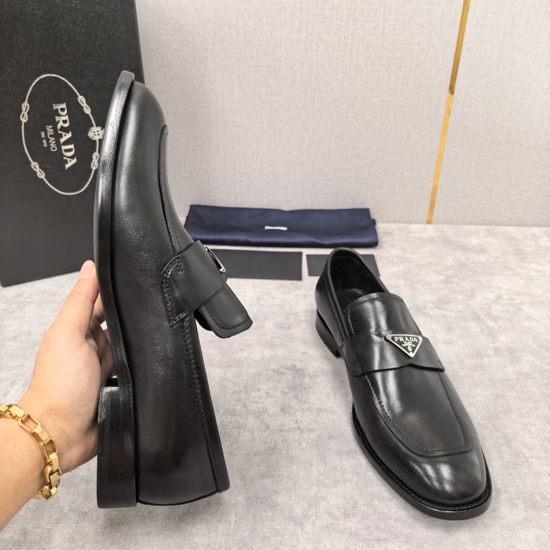 💋💍P家 渠道精品 Prad*/普拉-达  新款正装鞋 Saffiano系列男士皮革乐福鞋  采用进口小