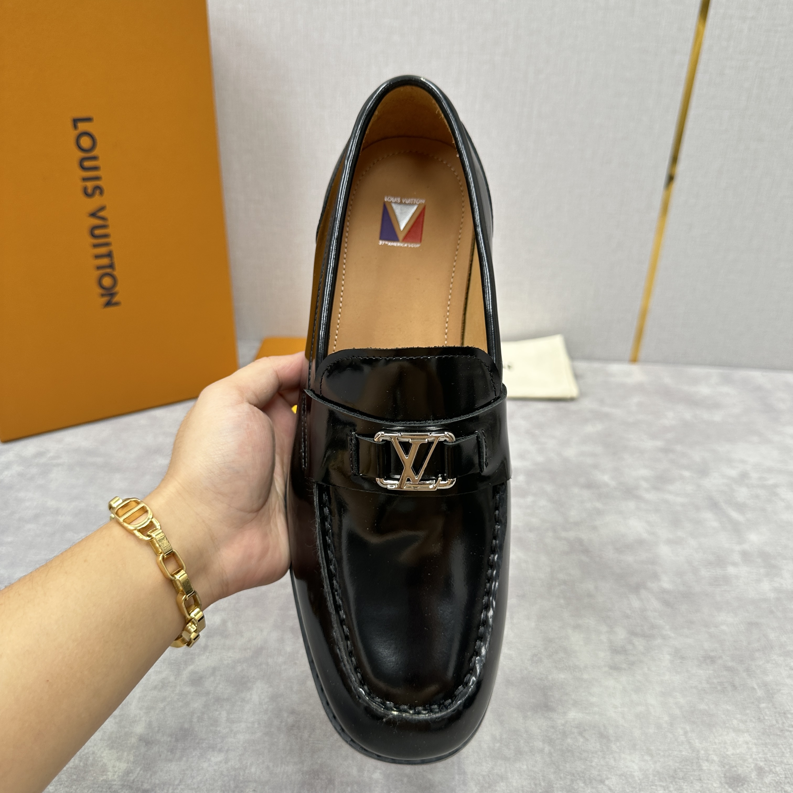 💋💍L家 新品乐福鞋上架  Major便鞋作为路易～的一大经典设计在此借助经典的帆布图纹全新亮相。采用进