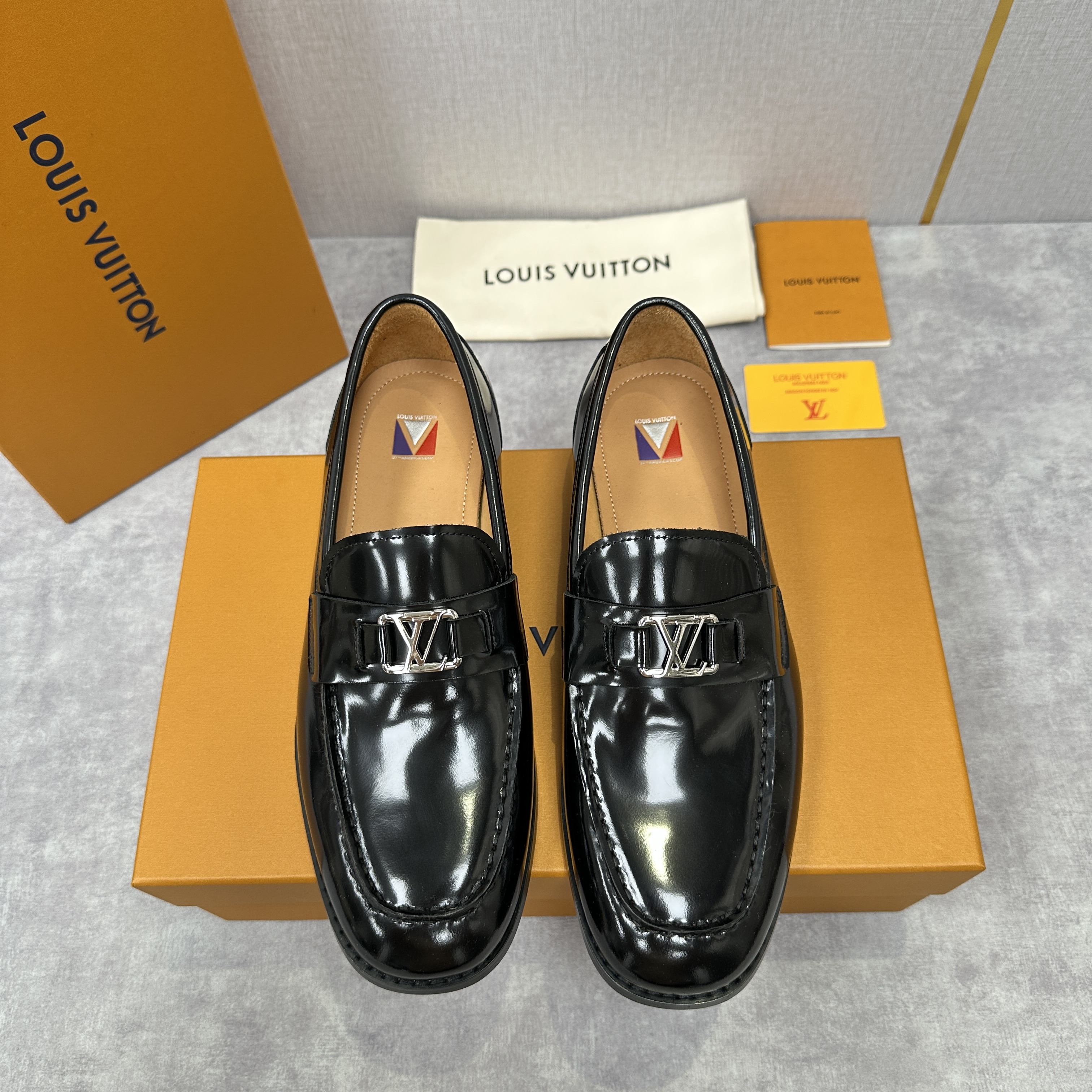 💋💍L家 新品乐福鞋上架  Major便鞋作为路易～的一大经典设计在此借助经典的帆布图纹全新亮相。采用进