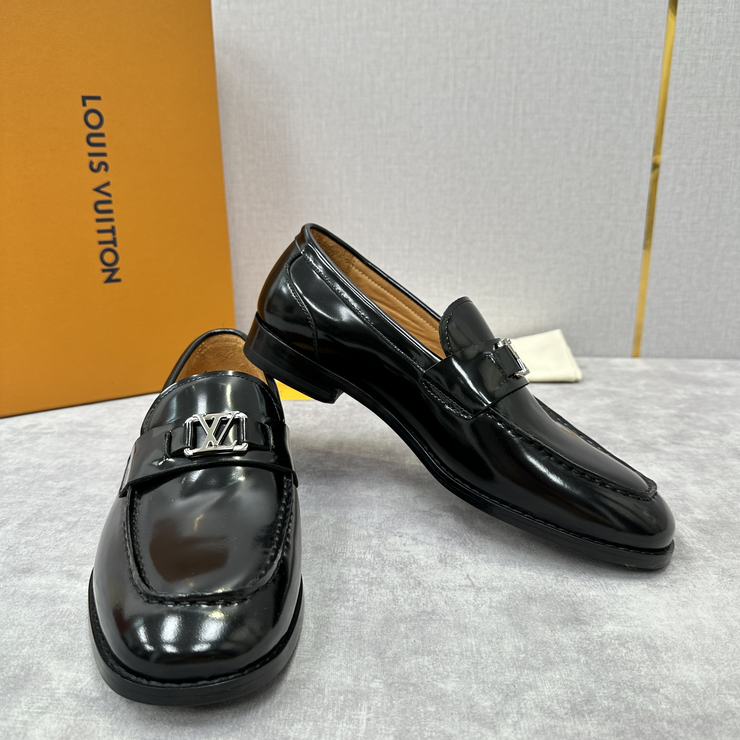 💋💍L家 新品乐福鞋上架  Major便鞋作为路易～的一大经典设计在此借助经典的帆布图纹全新亮相。采用进