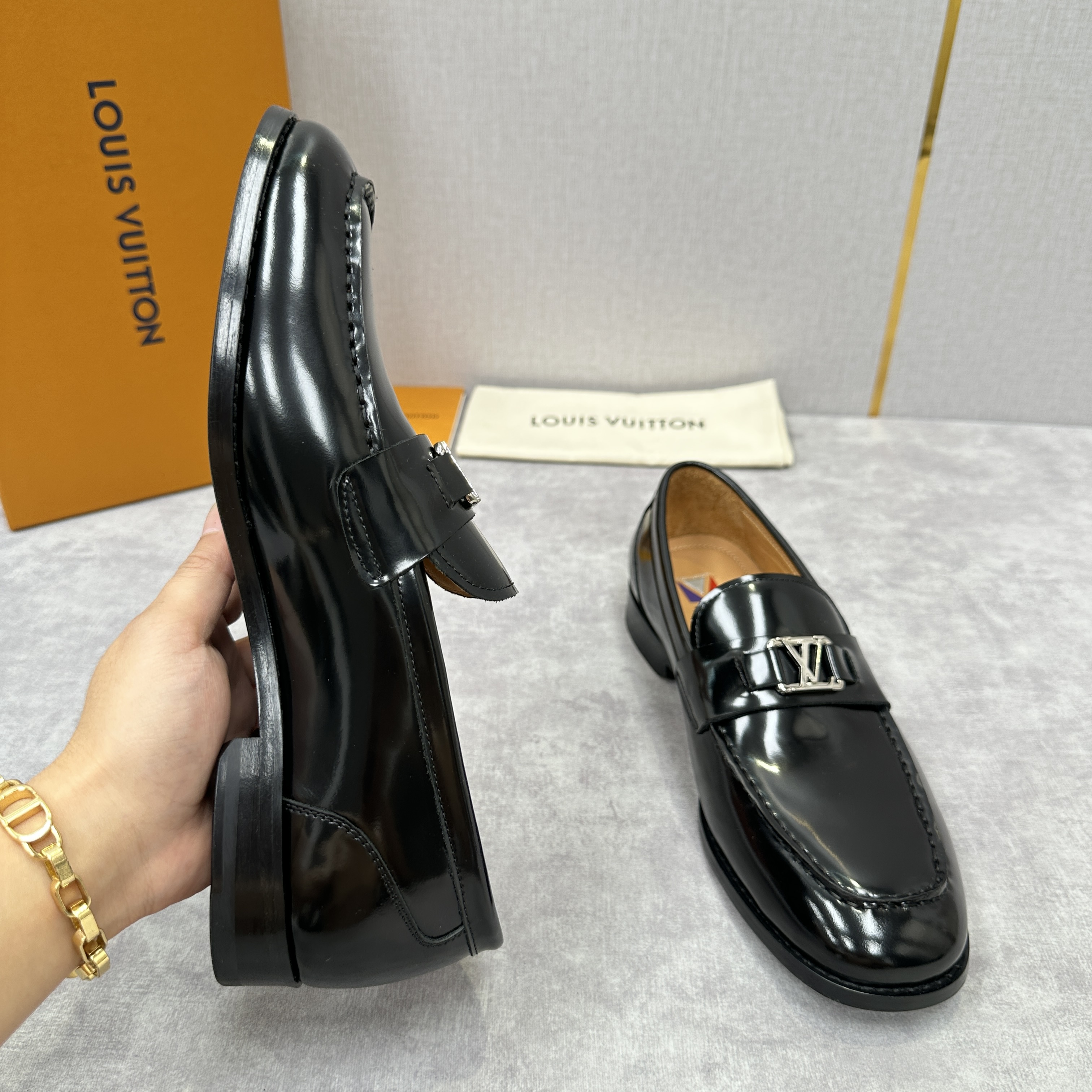 💋💍L家 新品乐福鞋上架  Major便鞋作为路易～的一大经典设计在此借助经典的帆布图纹全新亮相。采用进