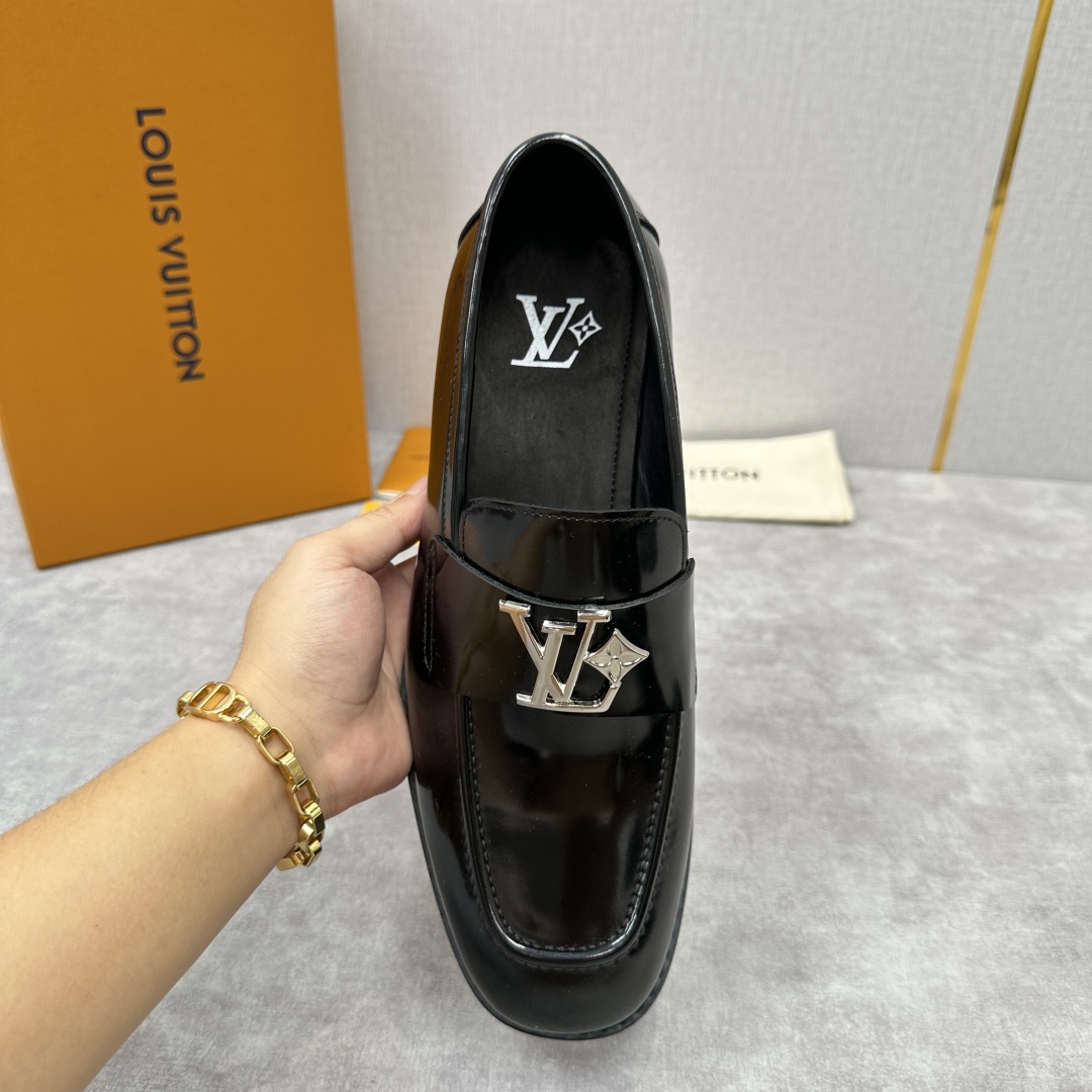 💋💍L家 新品乐福鞋上架  Major便鞋作为路易～的一大经典设计在此借助经典的帆布图纹全新亮相。采用进