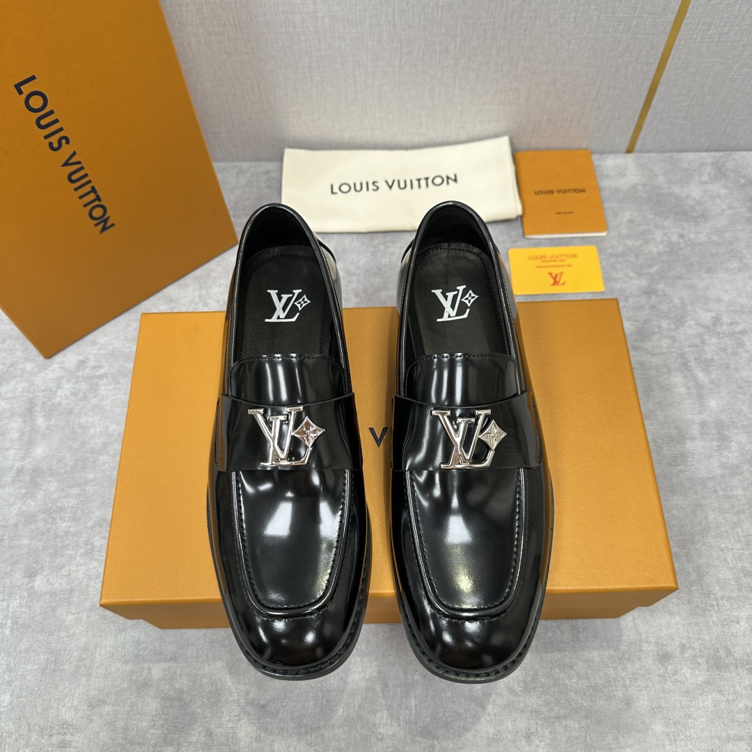 💋💍L家 新品乐福鞋上架  Major便鞋作为路易～的一大经典设计在此借助经典的帆布图纹全新亮相。采用进