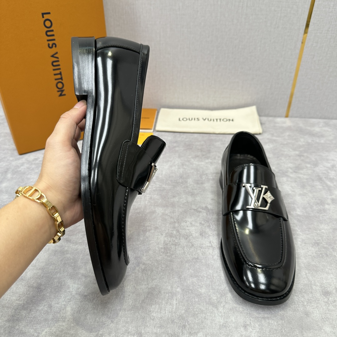 💋💍L家 新品乐福鞋上架  Major便鞋作为路易～的一大经典设计在此借助经典的帆布图纹全新亮相。采用进
