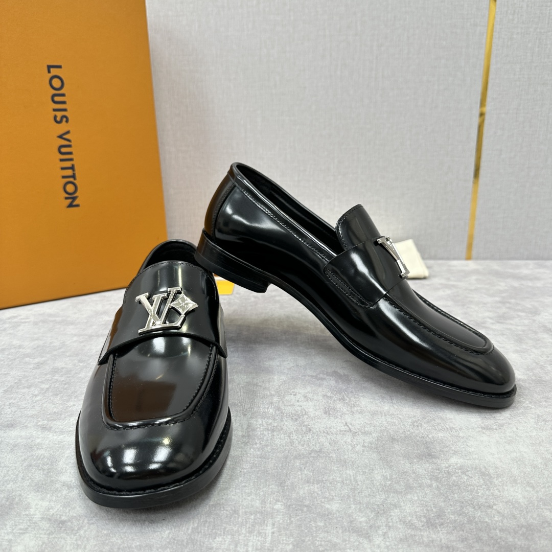 💋💍L家 新品乐福鞋上架  Major便鞋作为路易～的一大经典设计在此借助经典的帆布图纹全新亮相。采用进