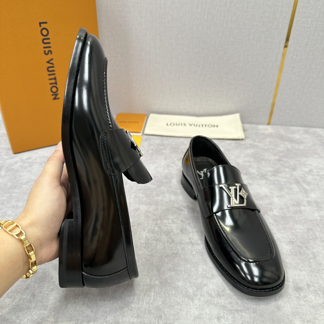 💋💍L家 新品乐福鞋上架  Major便鞋作为路易～的一大经典设计在此借助经典的帆布图纹全新亮相。采用进