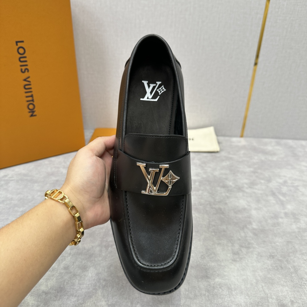 💋💍L家 新品乐福鞋上架  Major便鞋作为路易～的一大经典设计在此借助经典的帆布图纹全新亮相。采用进