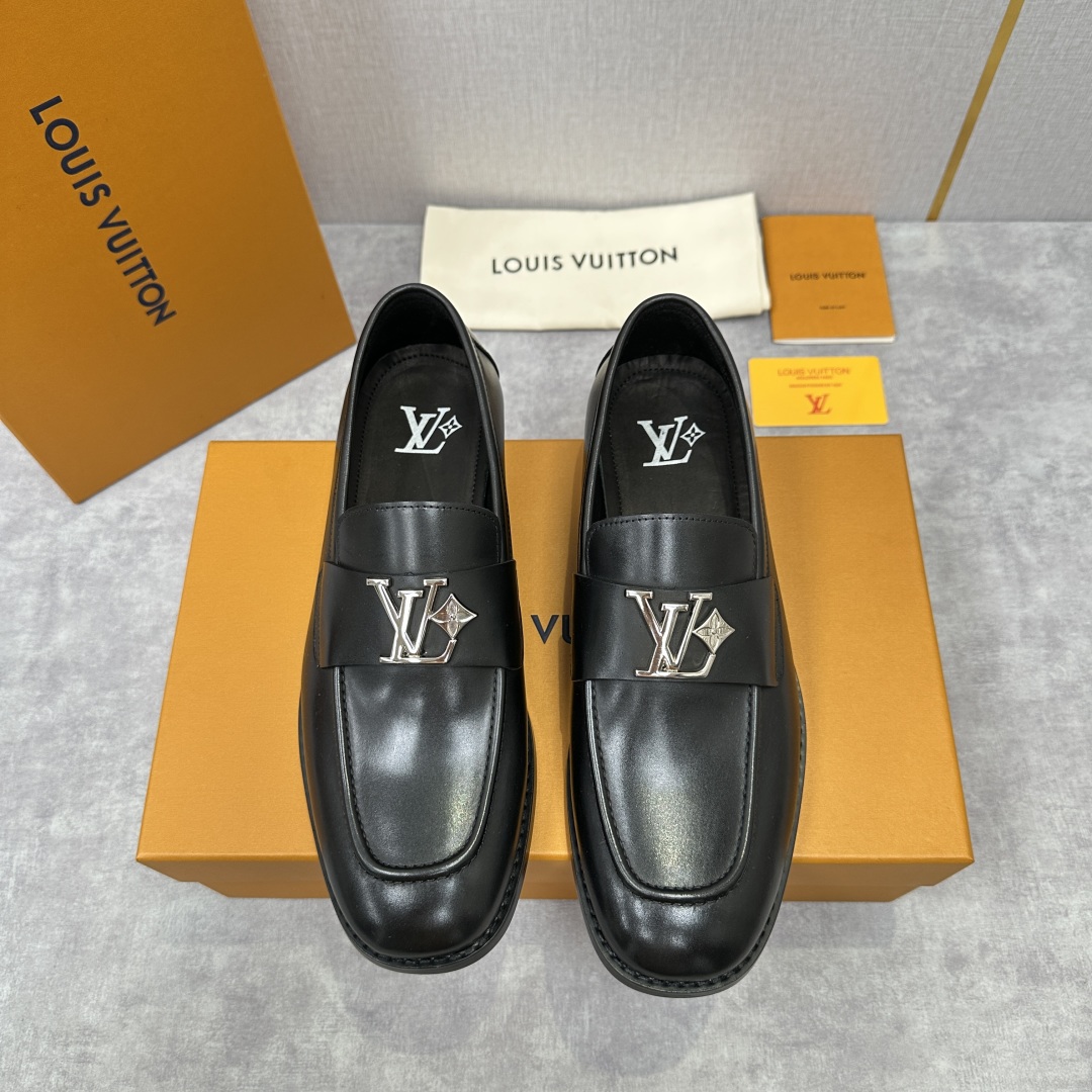 💋💍L家 新品乐福鞋上架  Major便鞋作为路易～的一大经典设计在此借助经典的帆布图纹全新亮相。采用进