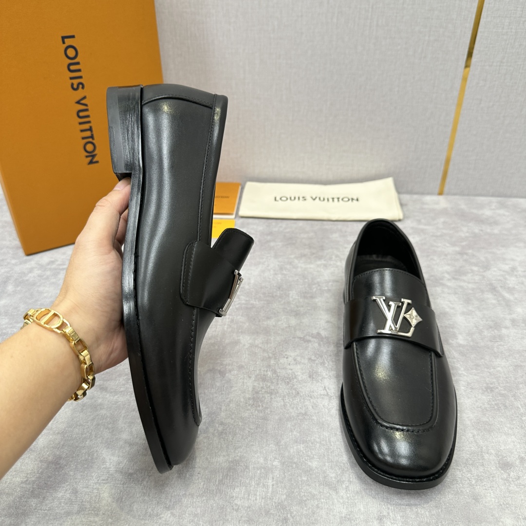 💋💍L家 新品乐福鞋上架  Major便鞋作为路易～的一大经典设计在此借助经典的帆布图纹全新亮相。采用进