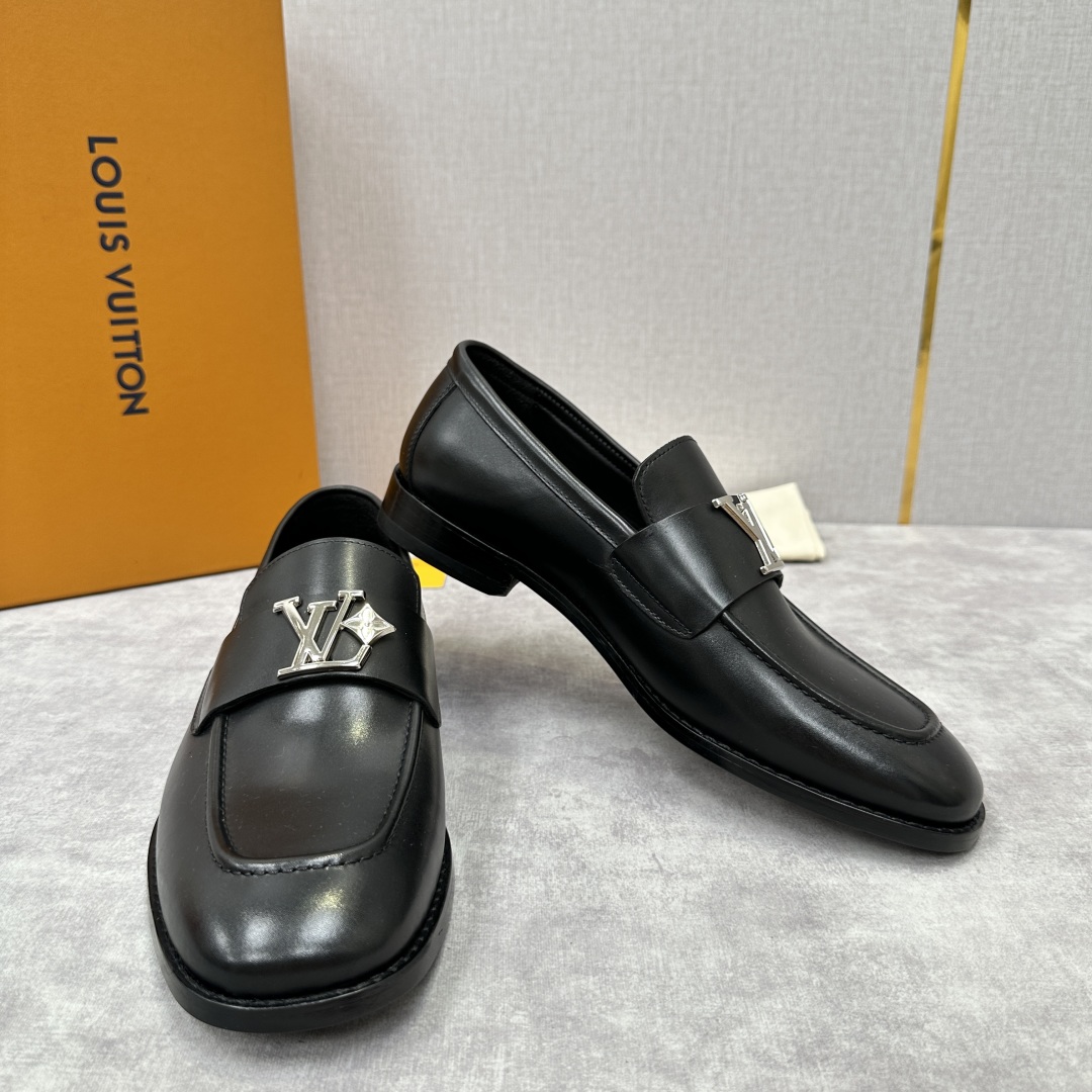 💋💍L家 新品乐福鞋上架  Major便鞋作为路易～的一大经典设计在此借助经典的帆布图纹全新亮相。采用进