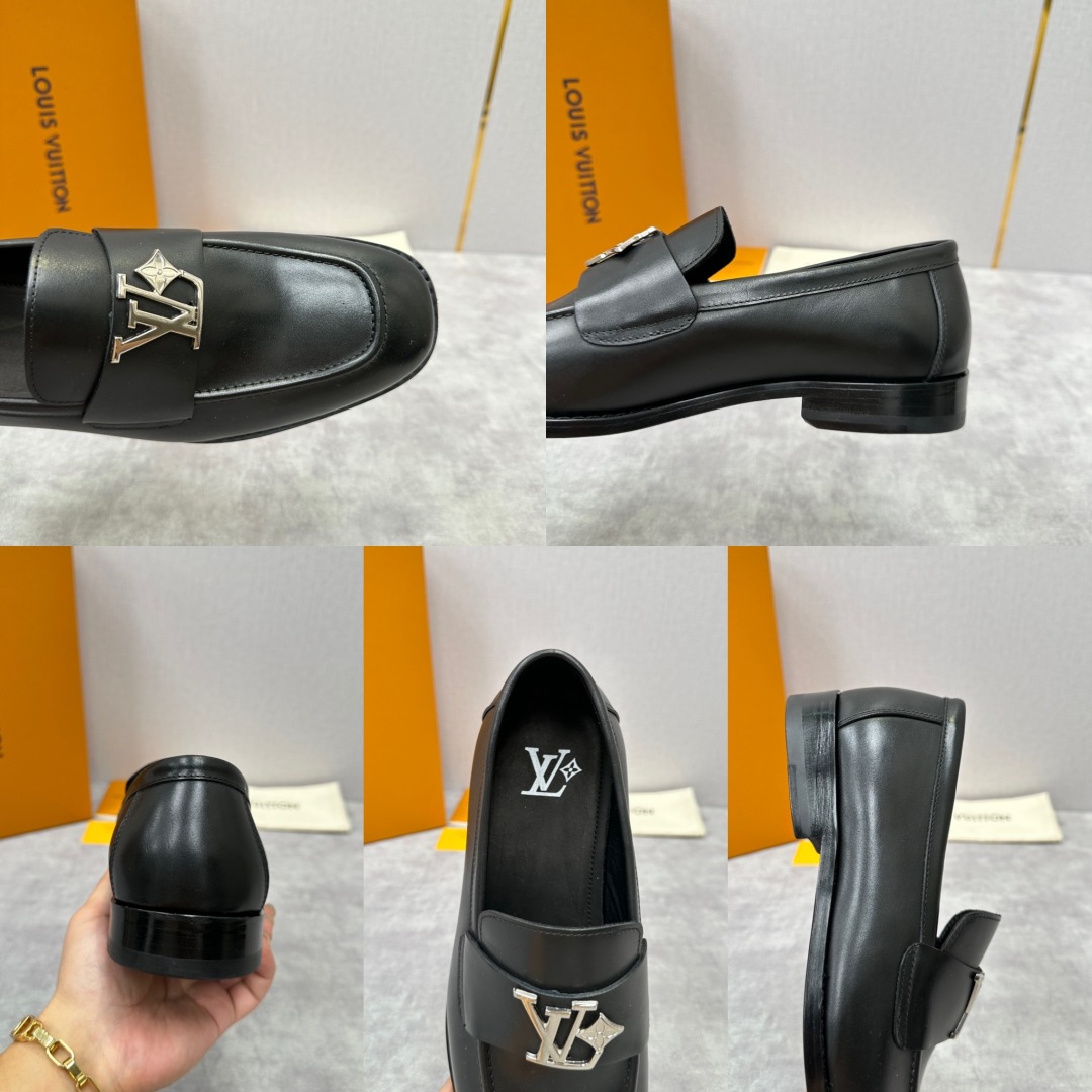 💋💍L家 新品乐福鞋上架  Major便鞋作为路易～的一大经典设计在此借助经典的帆布图纹全新亮相。采用进
