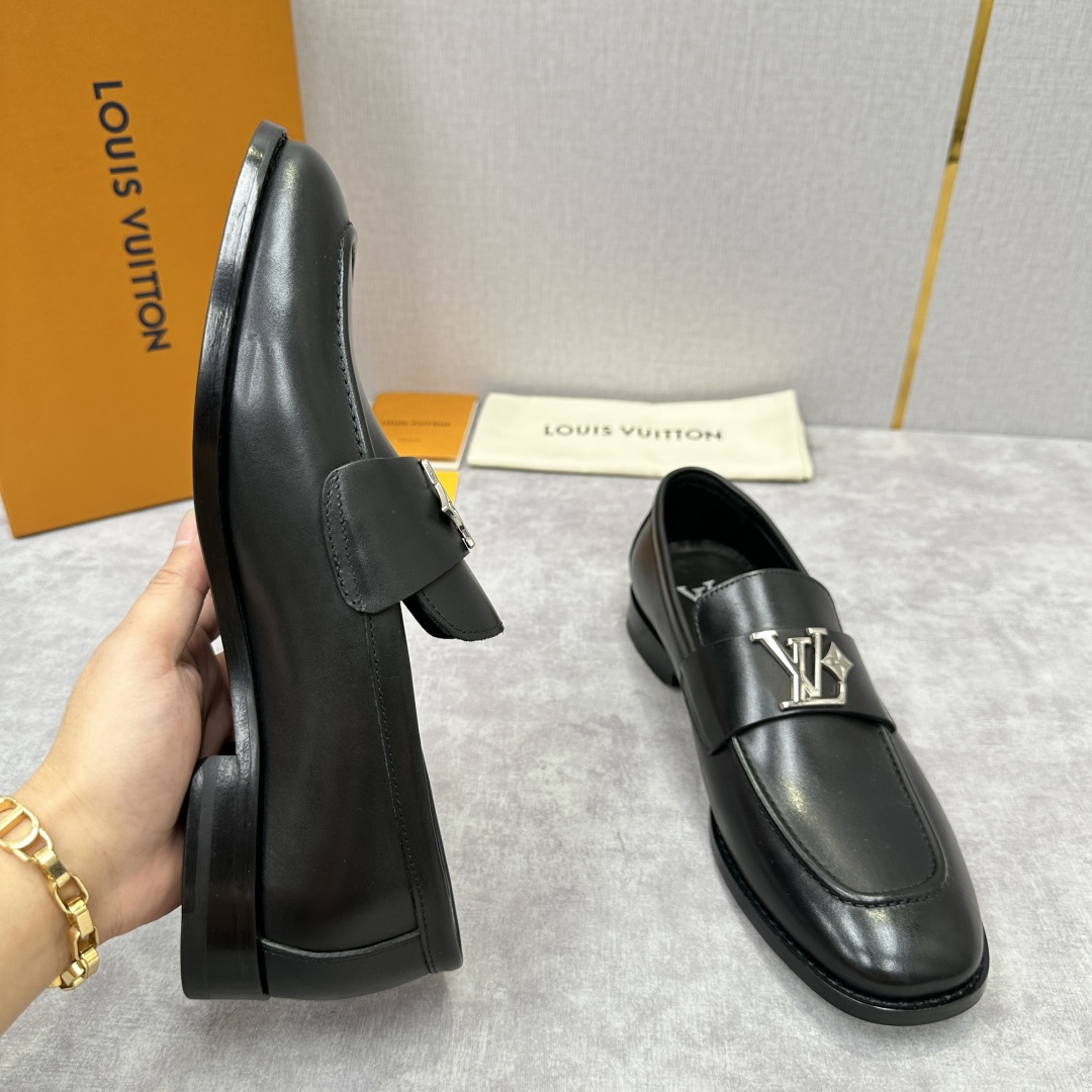 💋💍L家 新品乐福鞋上架  Major便鞋作为路易～的一大经典设计在此借助经典的帆布图纹全新亮相。采用进