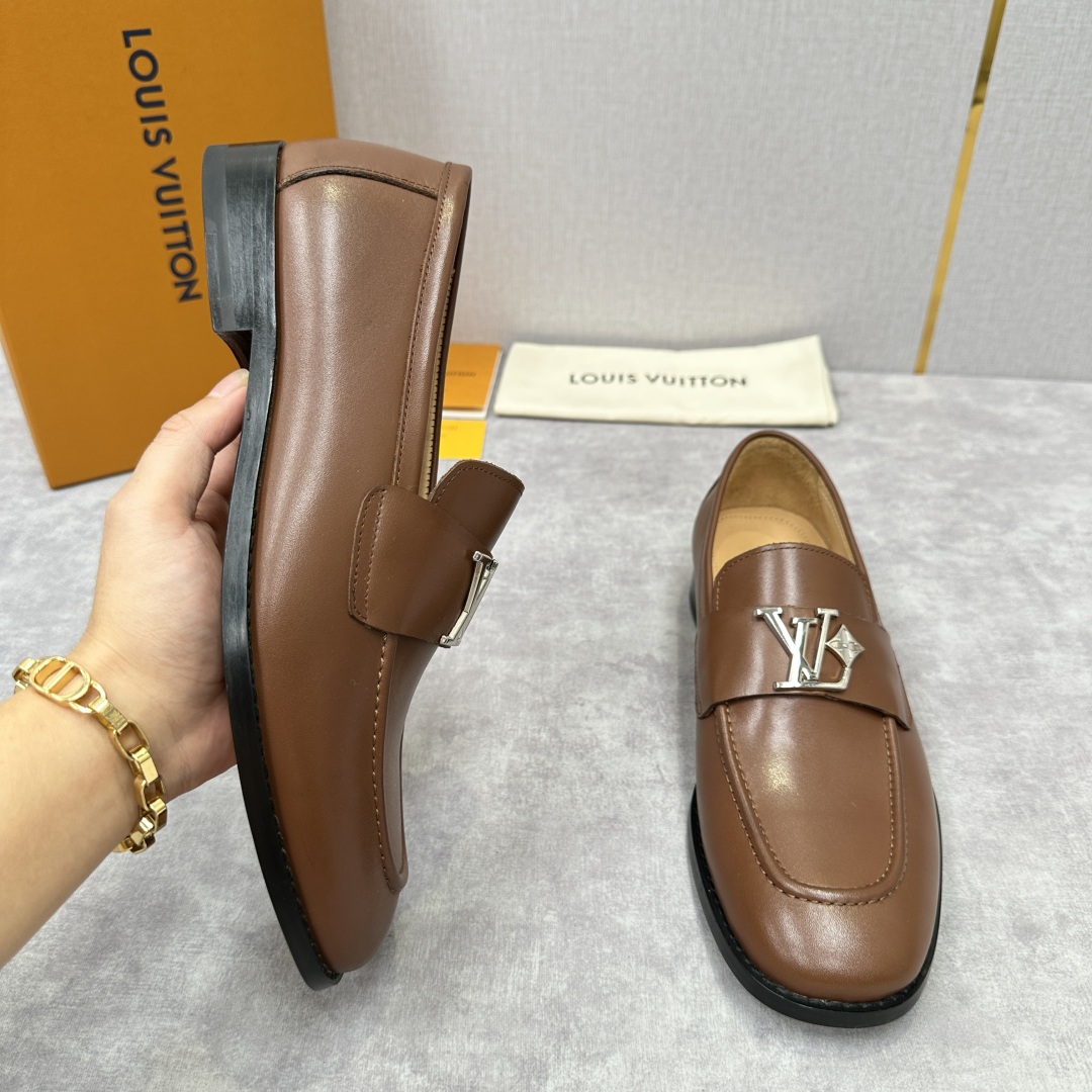 💋💍L家 新品乐福鞋上架  Major便鞋作为路易～的一大经典设计在此借助经典的帆布图纹全新亮相。采用进