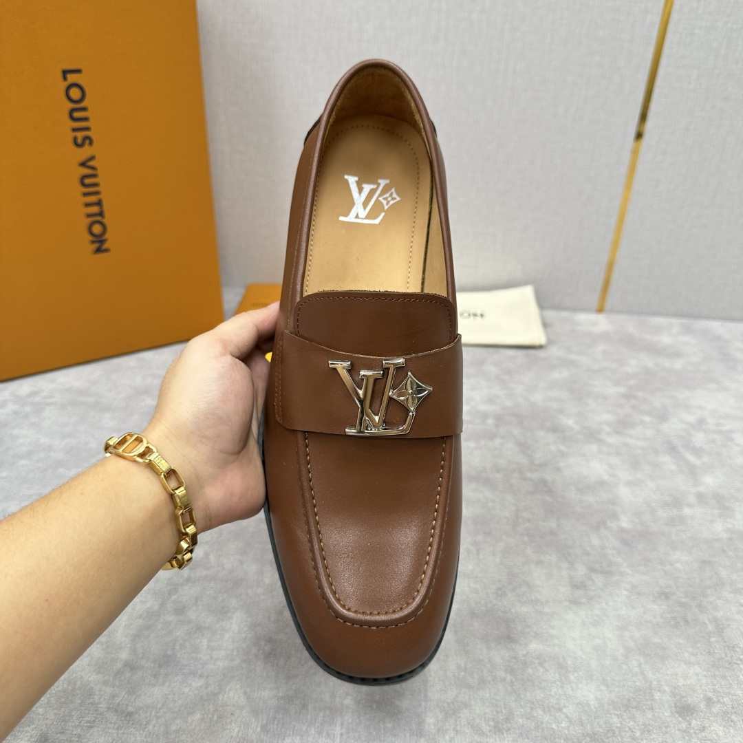 💋💍L家 新品乐福鞋上架  Major便鞋作为路易～的一大经典设计在此借助经典的帆布图纹全新亮相。采用进