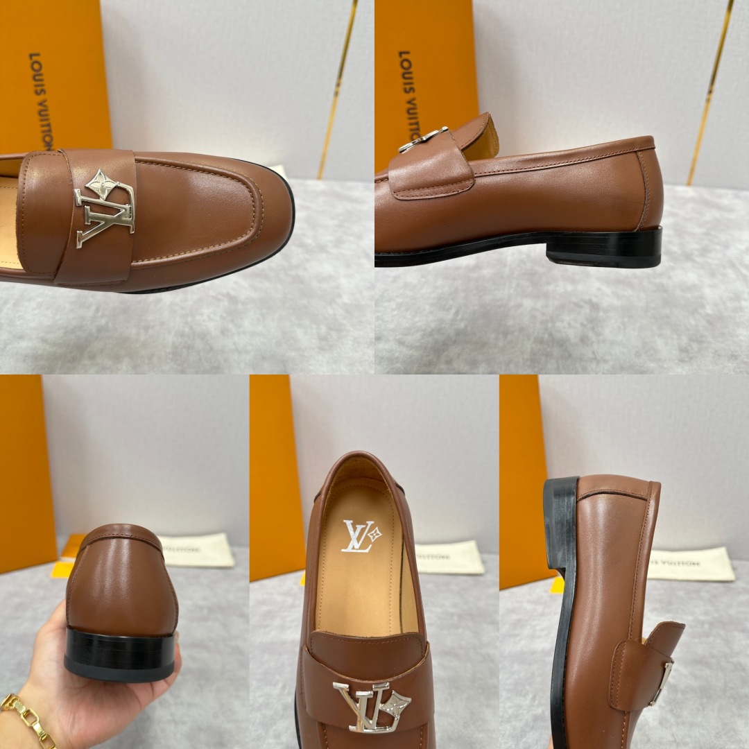 💋💍L家 新品乐福鞋上架  Major便鞋作为路易～的一大经典设计在此借助经典的帆布图纹全新亮相。采用进