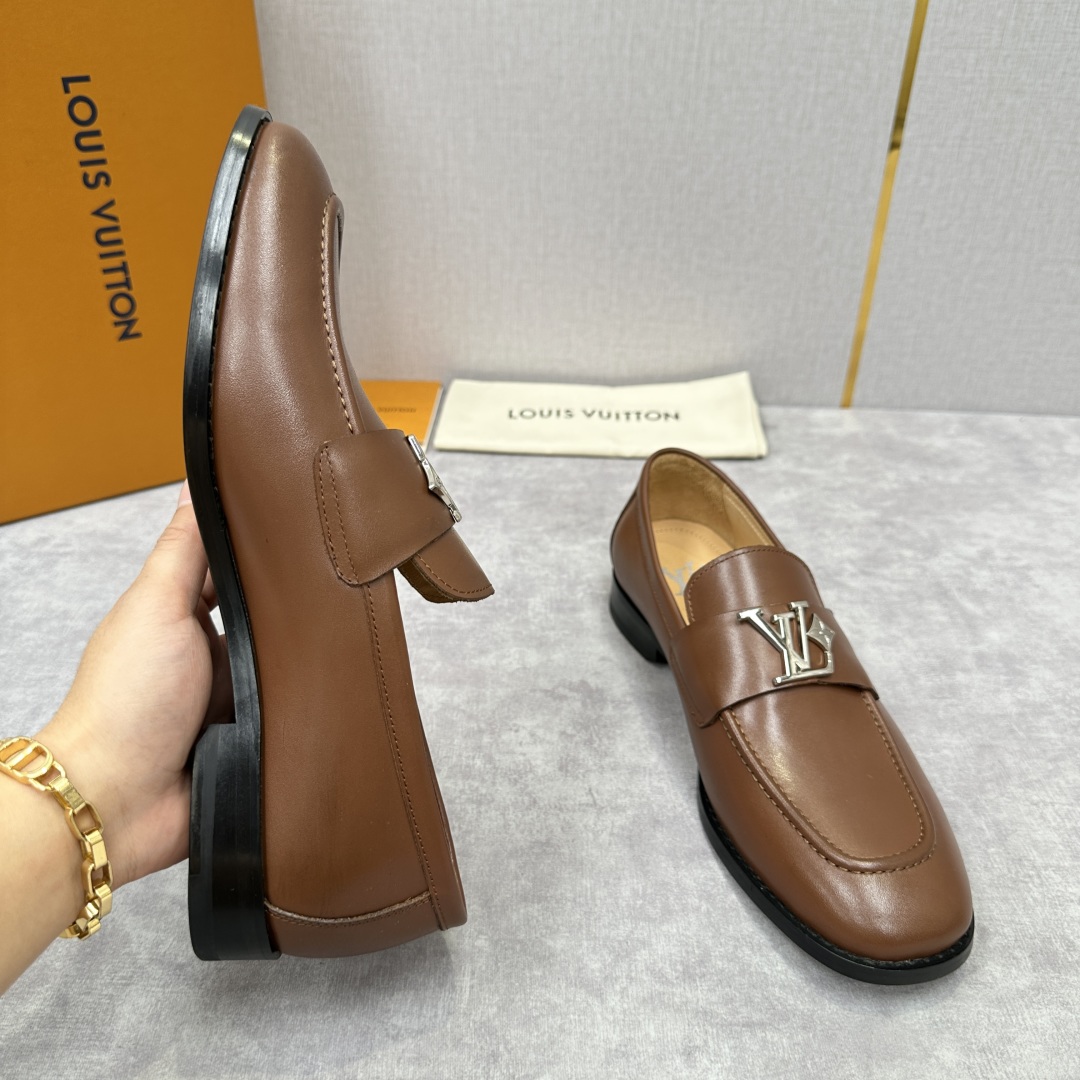 💋💍L家 新品乐福鞋上架  Major便鞋作为路易～的一大经典设计在此借助经典的帆布图纹全新亮相。采用进