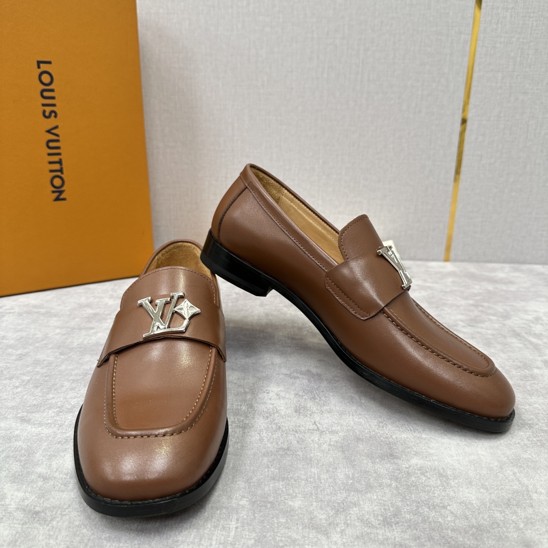 💋💍L家 新品乐福鞋上架  Major便鞋作为路易～的一大经典设计在此借助经典的帆布图纹全新亮相。采用进