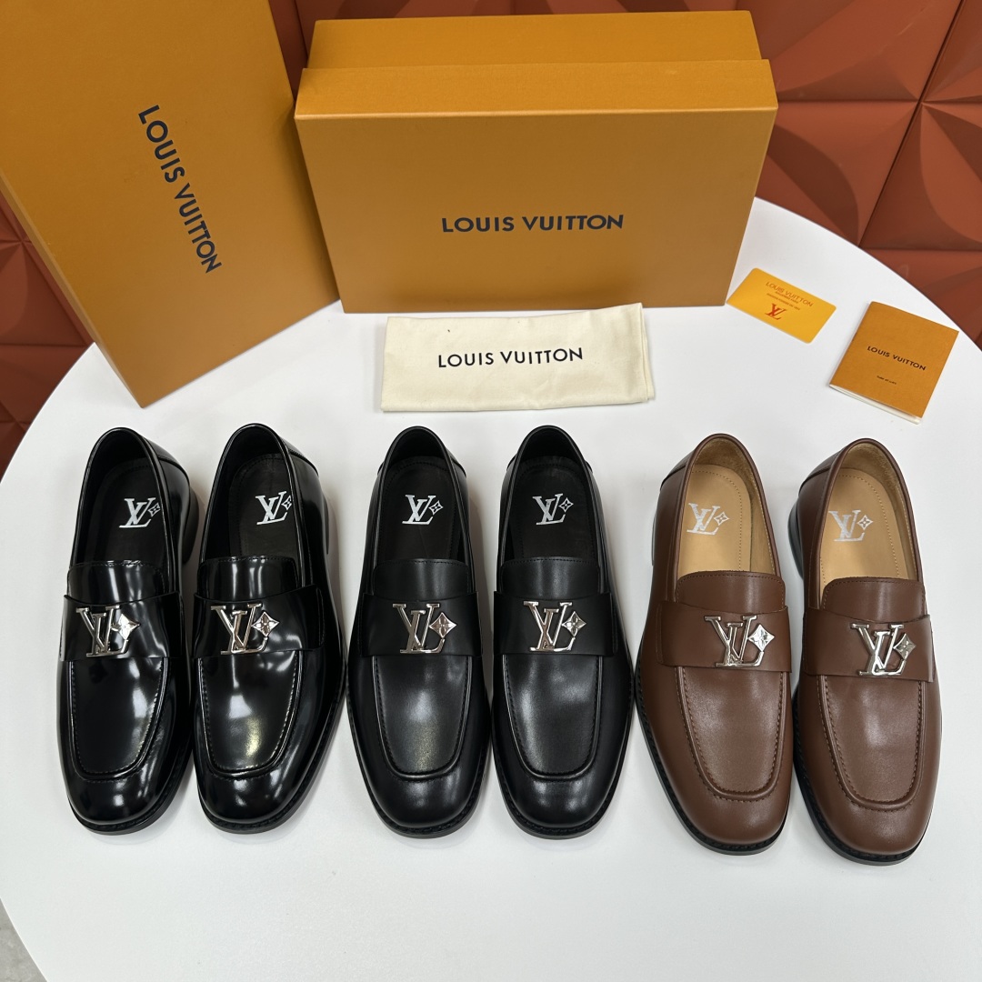 💋💍L家 新品乐福鞋上架  Major便鞋作为路易～的一大经典设计在此借助经典的帆布图纹全新亮相。采用进