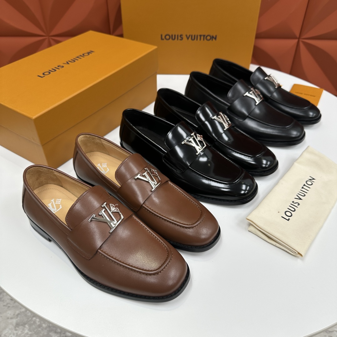 💋💍L家 新品乐福鞋上架  Major便鞋作为路易～的一大经典设计在此借助经典的帆布图纹全新亮相。采用进