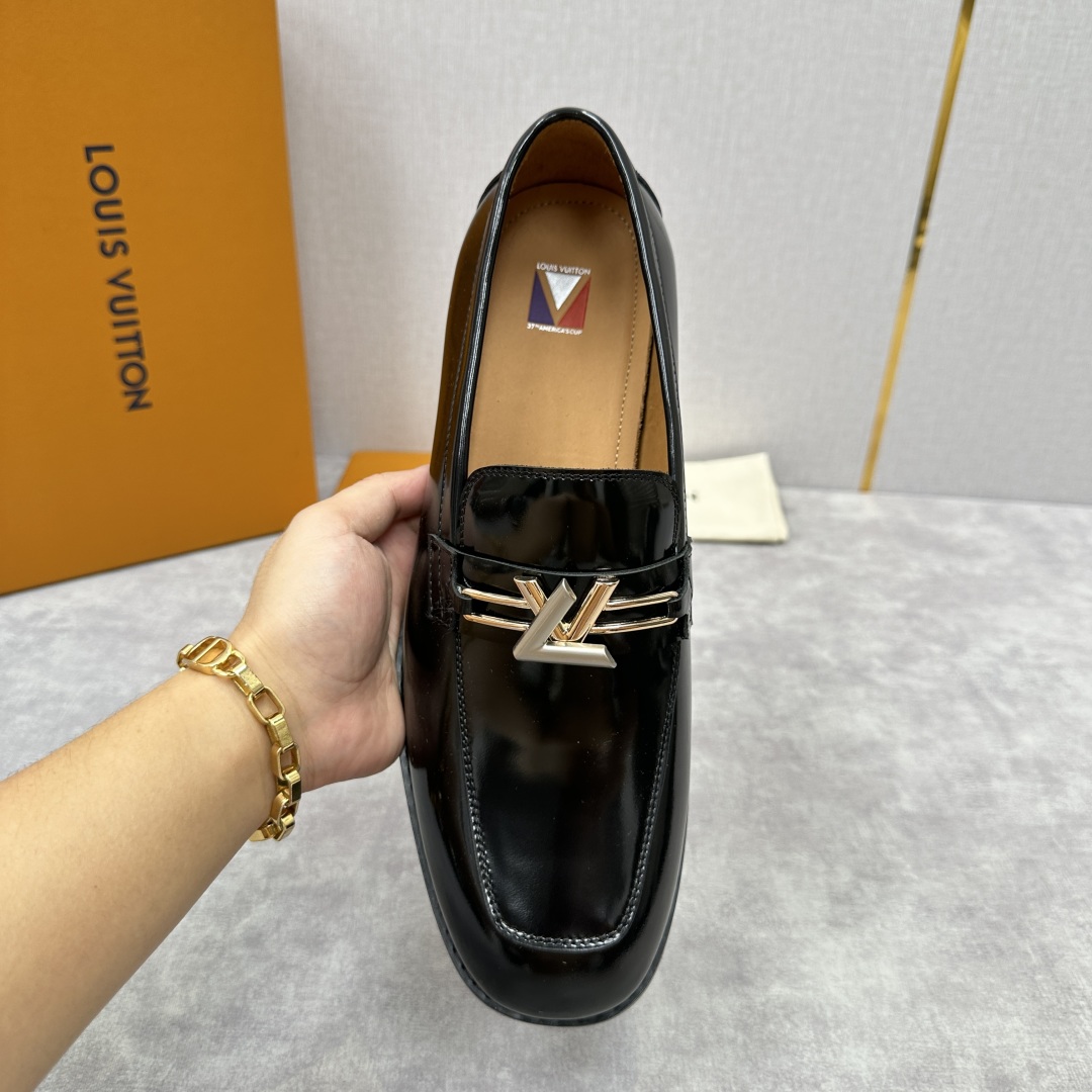 💋💍L家 新品乐福鞋上架  Major便鞋作为路易～的一大经典设计在此借助经典的帆布图纹全新亮相。采用进