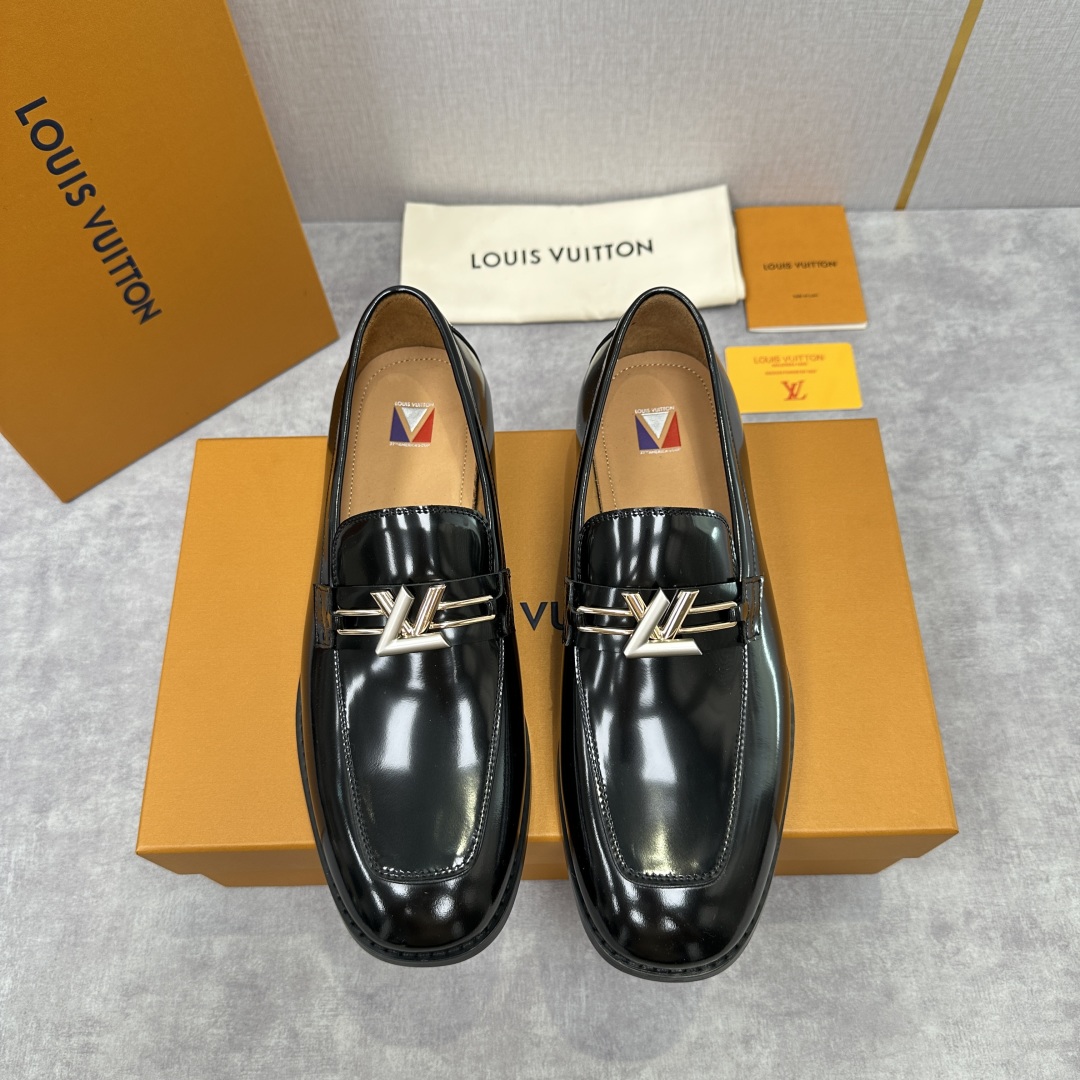 💋💍L家 新品乐福鞋上架  Major便鞋作为路易～的一大经典设计在此借助经典的帆布图纹全新亮相。采用进
