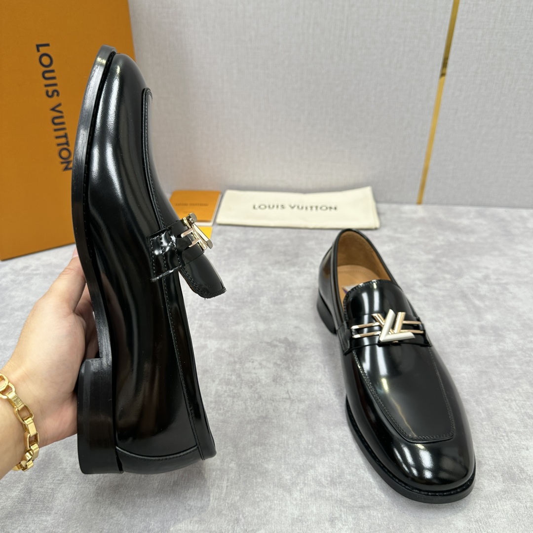 💋💍L家 新品乐福鞋上架  Major便鞋作为路易～的一大经典设计在此借助经典的帆布图纹全新亮相。采用进