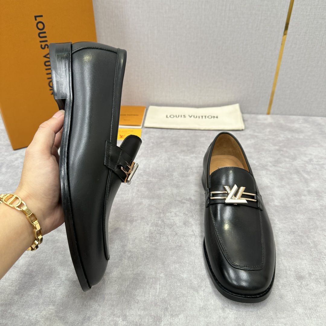 💋💍L家 新品乐福鞋上架  Major便鞋作为路易～的一大经典设计在此借助经典的帆布图纹全新亮相。采用进
