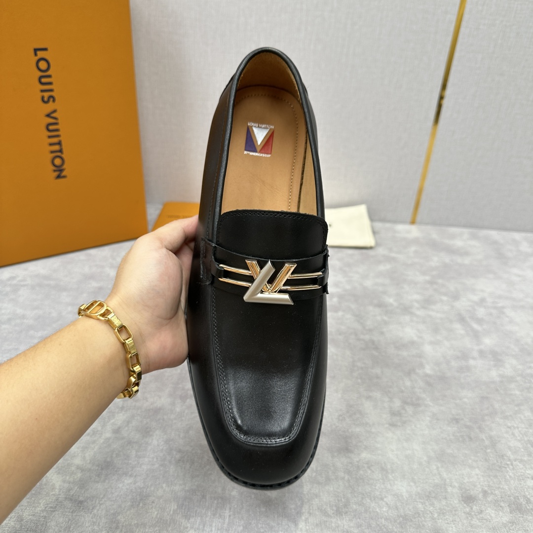 💋💍L家 新品乐福鞋上架  Major便鞋作为路易～的一大经典设计在此借助经典的帆布图纹全新亮相。采用进