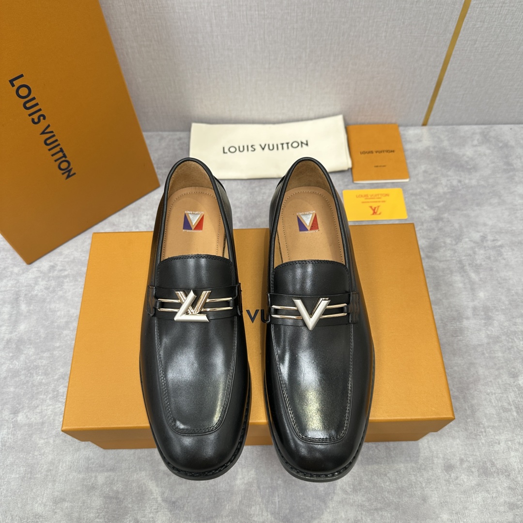 💋💍L家 新品乐福鞋上架  Major便鞋作为路易～的一大经典设计在此借助经典的帆布图纹全新亮相。采用进