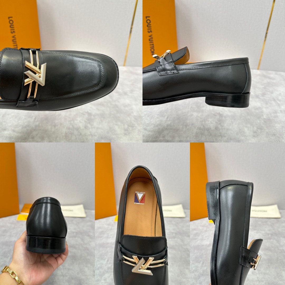 💋💍L家 新品乐福鞋上架  Major便鞋作为路易～的一大经典设计在此借助经典的帆布图纹全新亮相。采用进