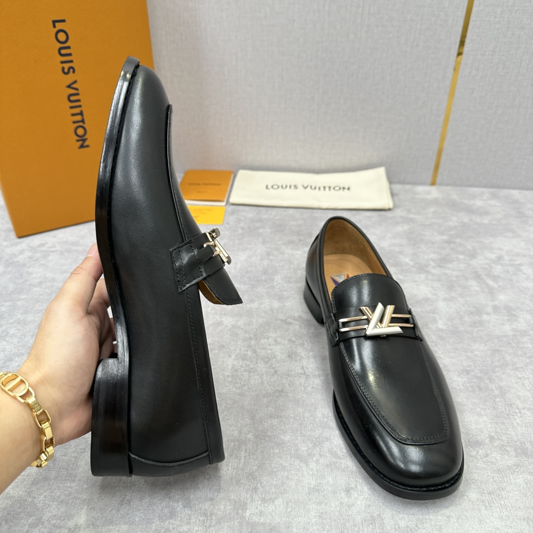 💋💍L家 新品乐福鞋上架  Major便鞋作为路易～的一大经典设计在此借助经典的帆布图纹全新亮相。采用进