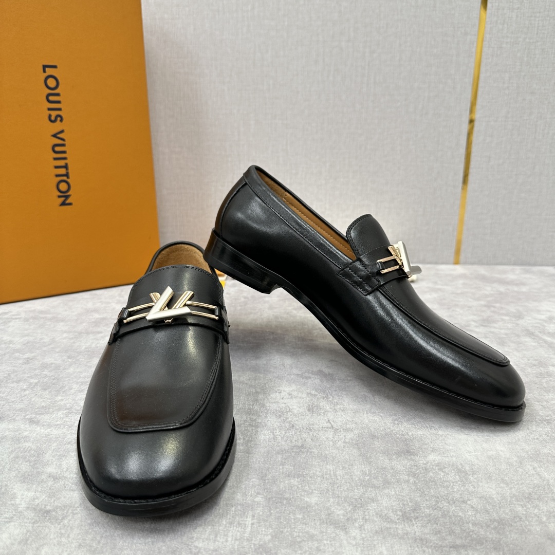 💋💍L家 新品乐福鞋上架  Major便鞋作为路易～的一大经典设计在此借助经典的帆布图纹全新亮相。采用进