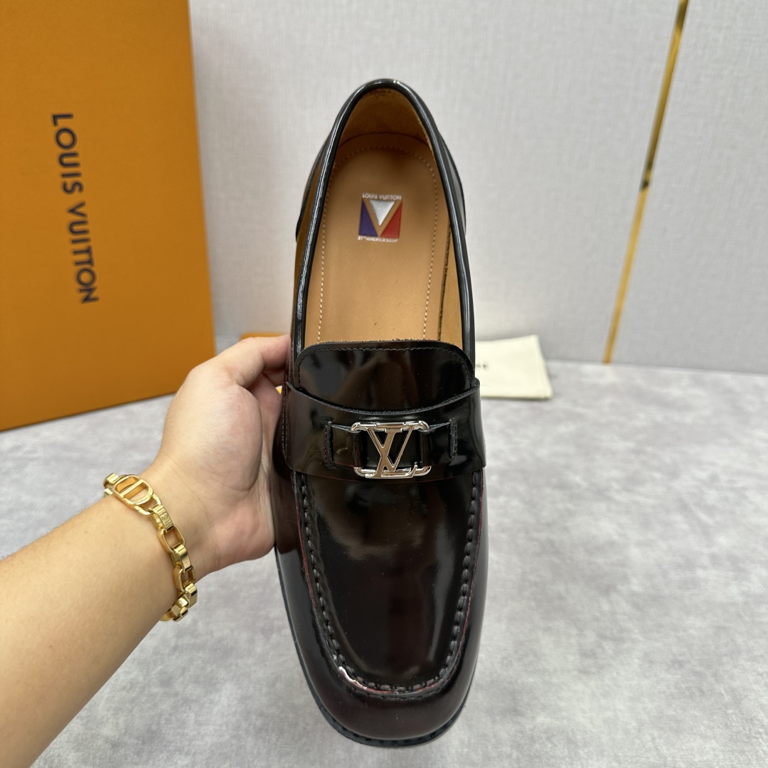 💋💍L家 新品乐福鞋上架  Major便鞋作为路易～的一大经典设计在此借助经典的帆布图纹全新亮相。采用进