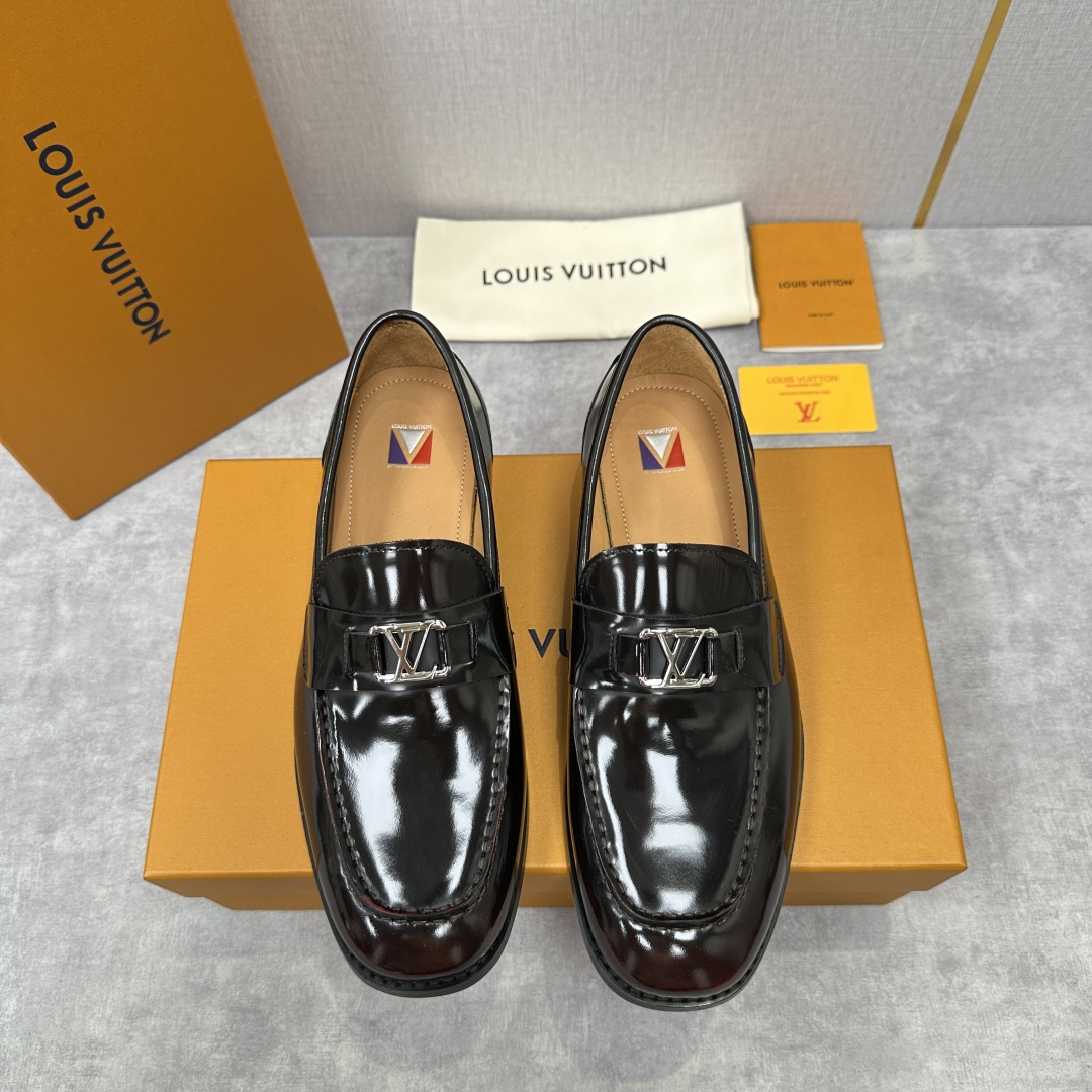 💋💍L家 新品乐福鞋上架  Major便鞋作为路易～的一大经典设计在此借助经典的帆布图纹全新亮相。采用进