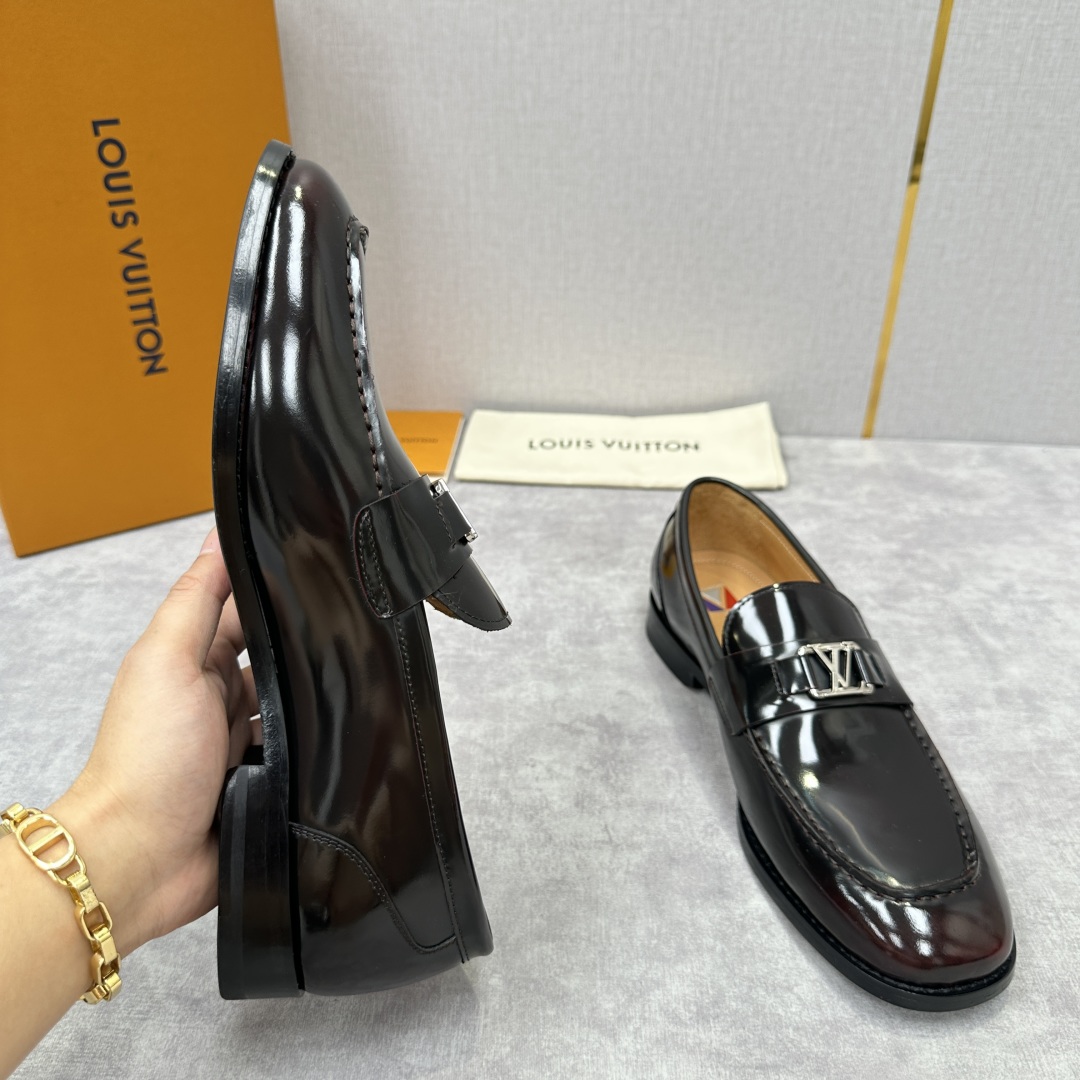 💋💍L家 新品乐福鞋上架  Major便鞋作为路易～的一大经典设计在此借助经典的帆布图纹全新亮相。采用进