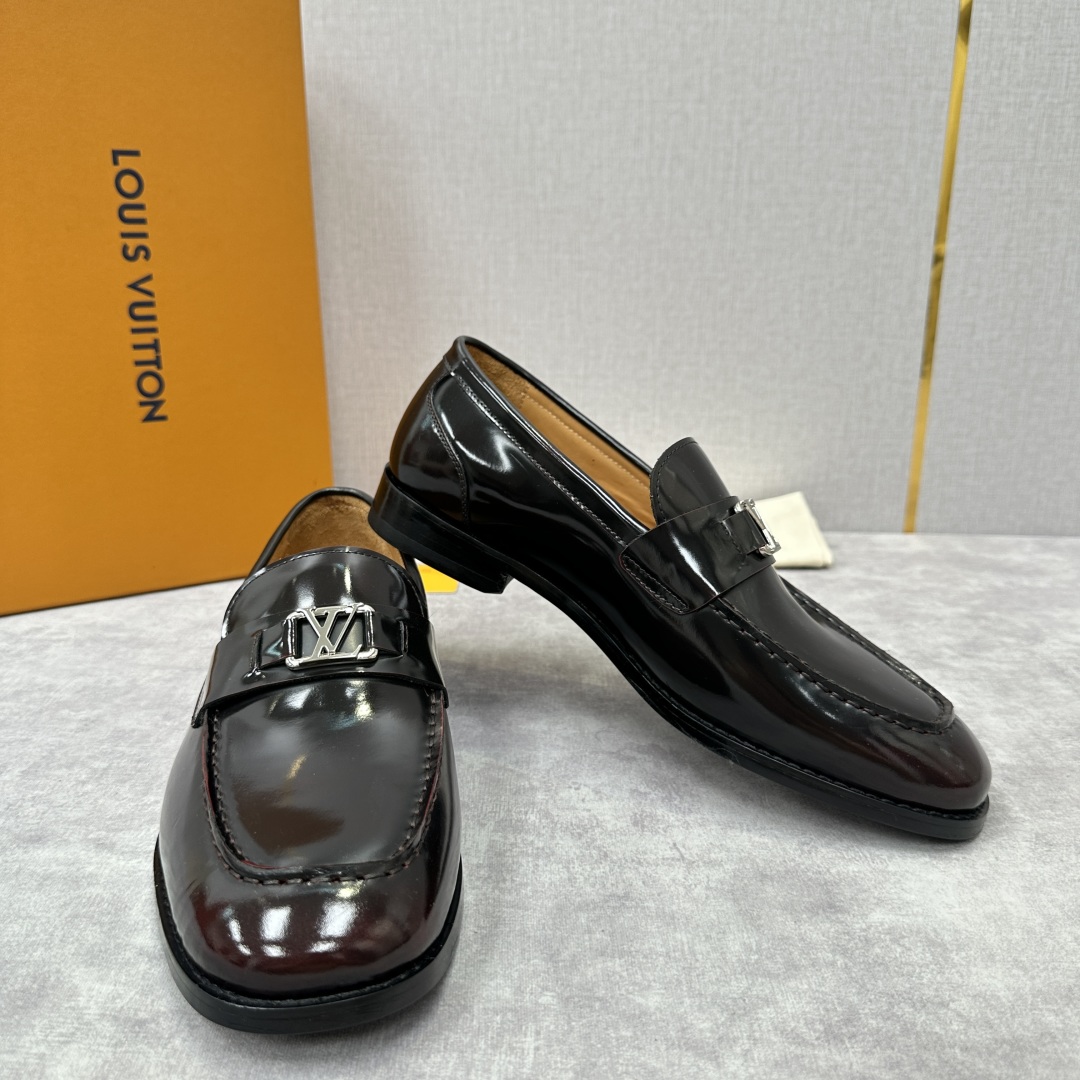 💋💍L家 新品乐福鞋上架  Major便鞋作为路易～的一大经典设计在此借助经典的帆布图纹全新亮相。采用进