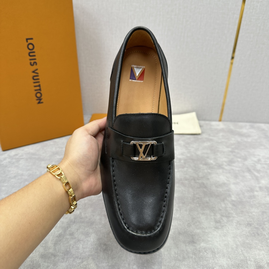 💋💍L家 新品乐福鞋上架  Major便鞋作为路易～的一大经典设计在此借助经典的帆布图纹全新亮相。采用进