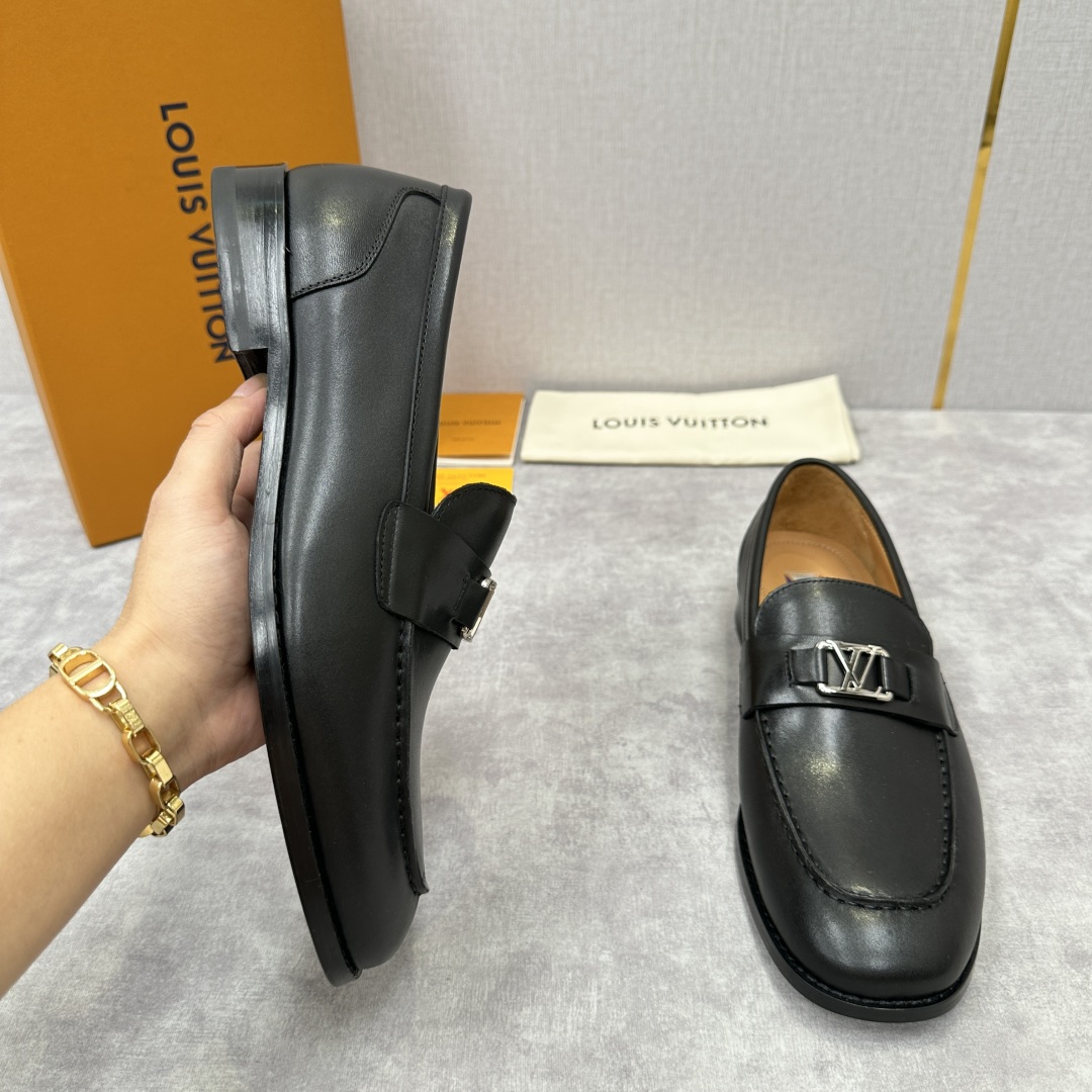 💋💍L家 新品乐福鞋上架  Major便鞋作为路易～的一大经典设计在此借助经典的帆布图纹全新亮相。采用进