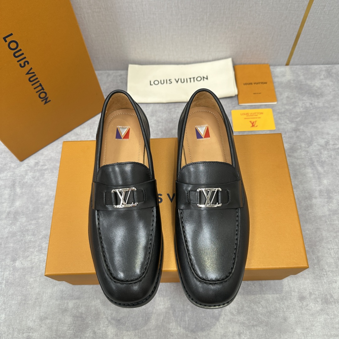 💋💍L家 新品乐福鞋上架  Major便鞋作为路易～的一大经典设计在此借助经典的帆布图纹全新亮相。采用进