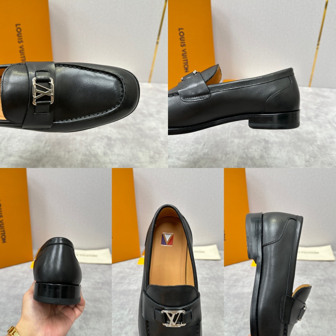 💋💍L家 新品乐福鞋上架  Major便鞋作为路易～的一大经典设计在此借助经典的帆布图纹全新亮相。采用进