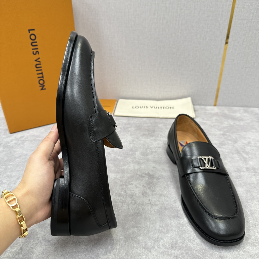 💋💍L家 新品乐福鞋上架  Major便鞋作为路易～的一大经典设计在此借助经典的帆布图纹全新亮相。采用进