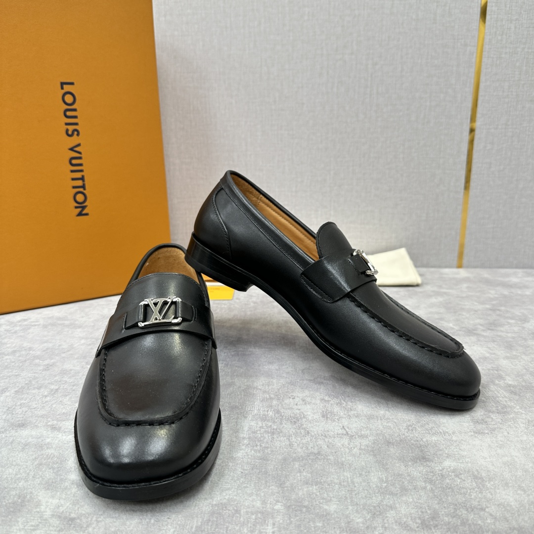 💋💍L家 新品乐福鞋上架  Major便鞋作为路易～的一大经典设计在此借助经典的帆布图纹全新亮相。采用进