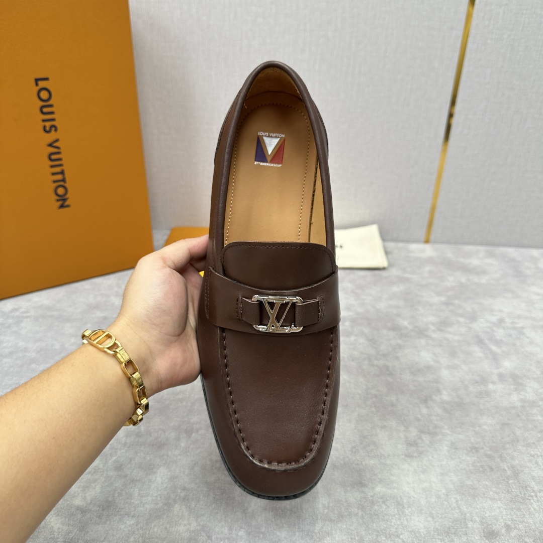💋💍L家 新品乐福鞋上架  Major便鞋作为路易～的一大经典设计在此借助经典的帆布图纹全新亮相。采用进