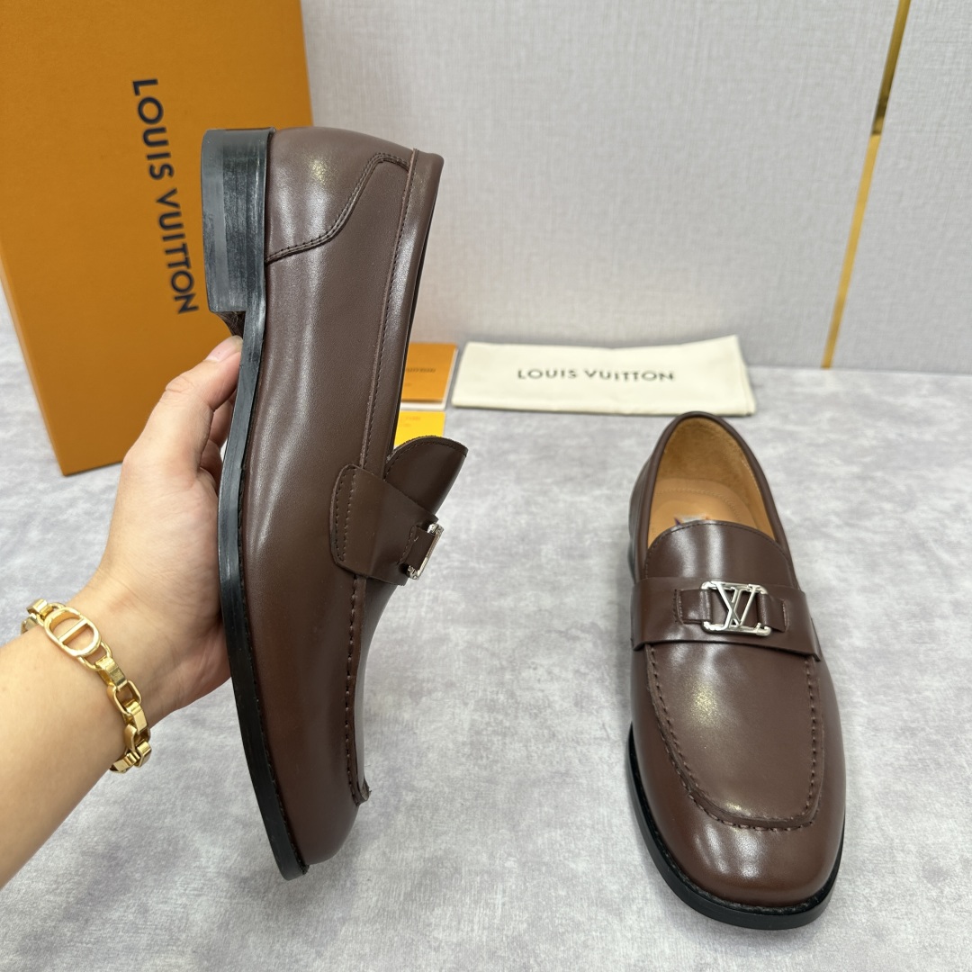 💋💍L家 新品乐福鞋上架  Major便鞋作为路易～的一大经典设计在此借助经典的帆布图纹全新亮相。采用进