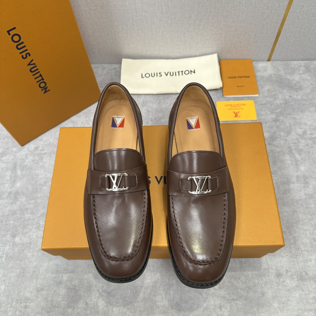 💋💍L家 新品乐福鞋上架  Major便鞋作为路易～的一大经典设计在此借助经典的帆布图纹全新亮相。采用进