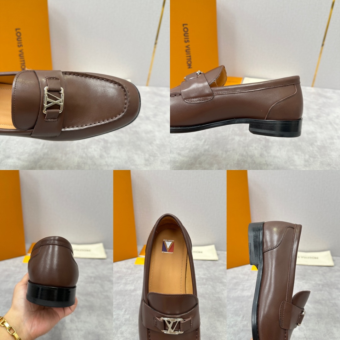 💋💍L家 新品乐福鞋上架  Major便鞋作为路易～的一大经典设计在此借助经典的帆布图纹全新亮相。采用进