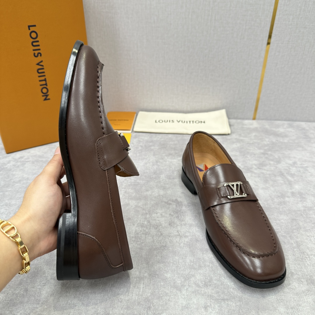💋💍L家 新品乐福鞋上架  Major便鞋作为路易～的一大经典设计在此借助经典的帆布图纹全新亮相。采用进