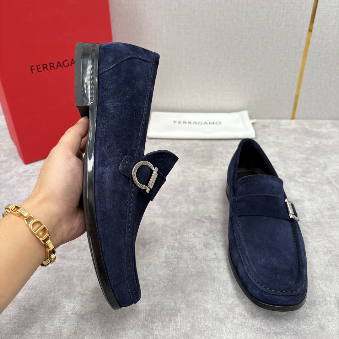 Salvatore Ferragamo Gancini Buckle Suede Loafers - Modern and Elegant Style 5 cmp i1755624392891 1044 0 3