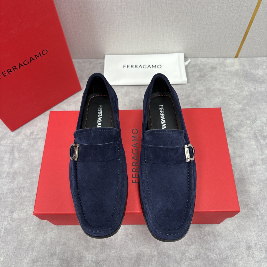 Salvatore Ferragamo Gancini Buckle Suede Loafers - Modern and Elegant Style 2 cmp i1755624392893 3352 0 0