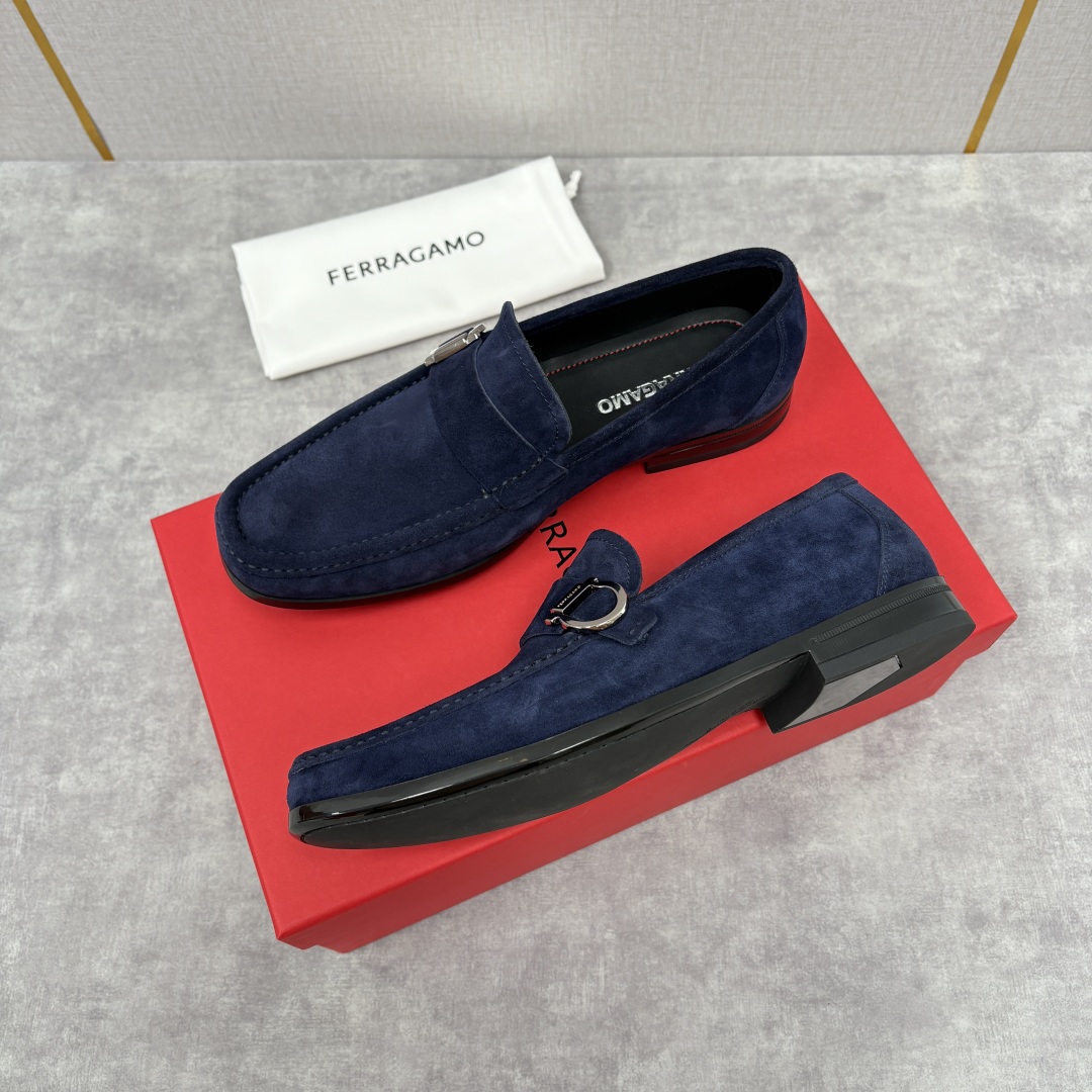 Salvatore Ferragamo Gancini Buckle Suede Loafers - Modern and Elegant Style 4 cmp i1755624399278 1335 0 2